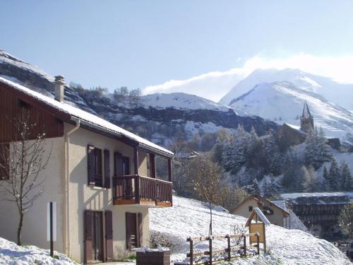 a house in the snow with mountains in the background at Panoramic Village - Locations vue Glaciers - Chez Philippe in La Grave