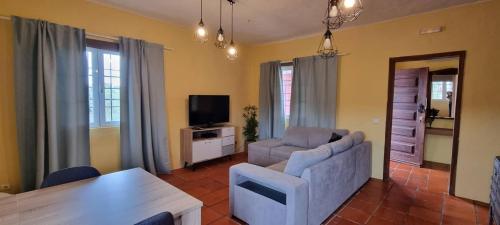 - un salon avec un canapé et une télévision dans l'établissement Monte Santa Catarina, à Monsaraz