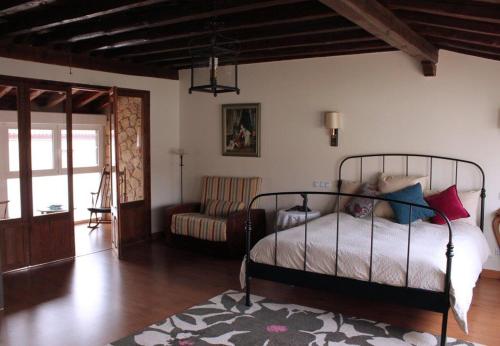 una camera con letto e un soggiorno di Casa la Manzanera a Burgos