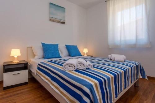 ein Schlafzimmer mit einem Bett mit Handtüchern darauf in der Unterkunft Apartment Franka in Klimno