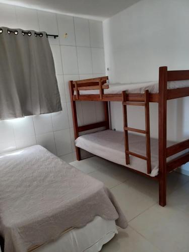 Apartamento em Camboinha في جواو بيسوا: غرفة نوم بسريرين بطابقين في غرفة