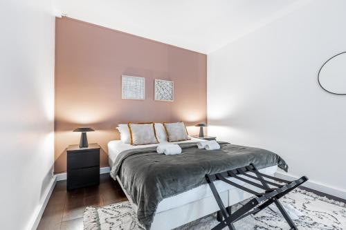 - une chambre avec un lit doté d'une grande tête de lit dans l'établissement Sweett - Friedland, à Paris