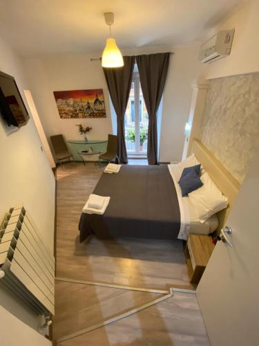 een slaapkamer met een groot bed en een trap bij B&B A Home in Rome in Rome