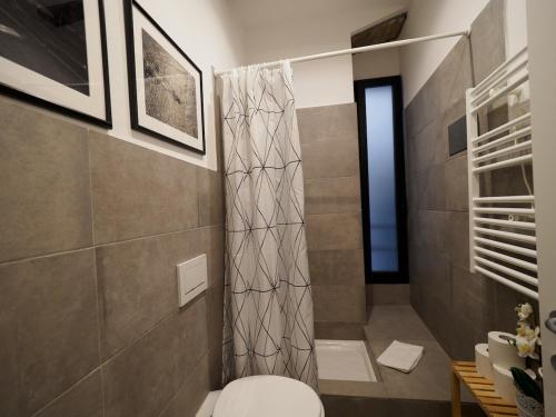 Ένα μπάνιο στο Camaella Luxury Studio