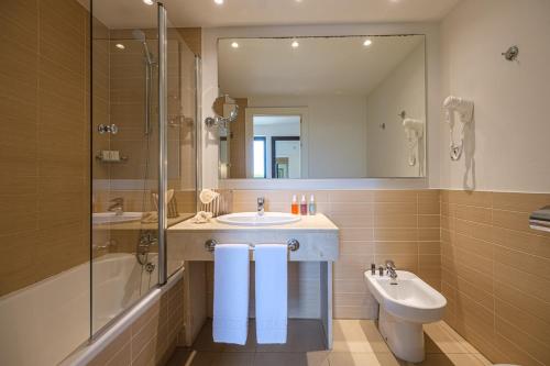 Estival Isla Cristina في إيسلا كريستينا: حمام مع حوض ومرحاض ودش