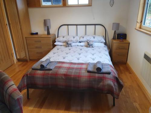 1 dormitorio con 1 cama con 2 toallas en Loch Ness Studio Blairbeg, en Drumnadrochit