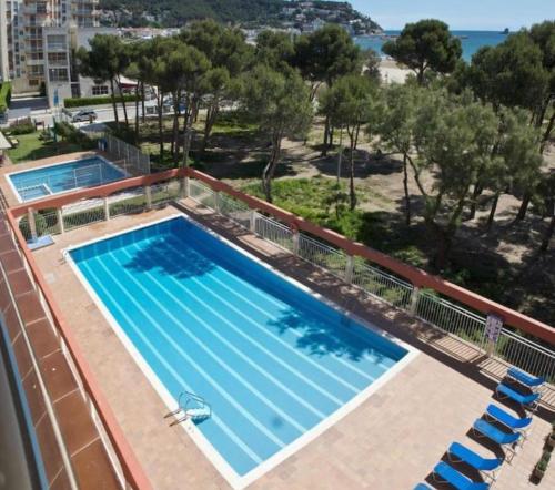 uma vista superior de uma piscina num resort em Salles Beach Duplex Apartamento 45 em L'Estartit