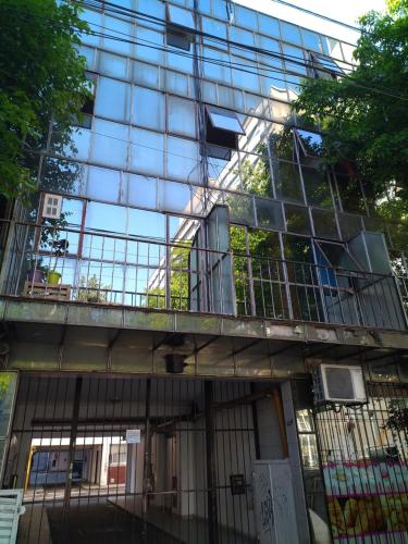 a reflection of a glass building with a balcony at Luminoso monoambiente con cochera propia dentro del edificio in La Plata