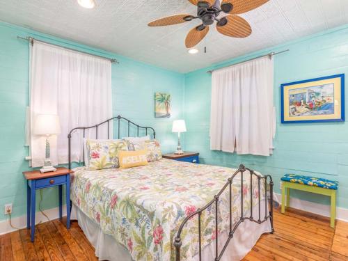een slaapkamer met een bed en een plafondventilator bij Island Bliss in Tybee Island
