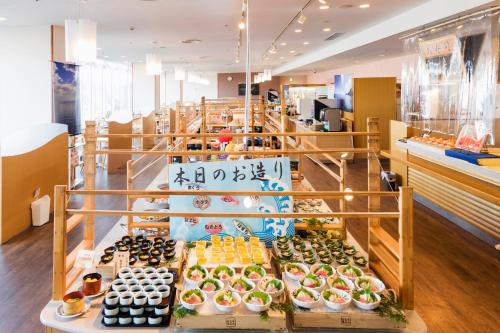 uma loja com um monte de comida em exposição em Kyukamura Minami-Awaji em Minamiawaji