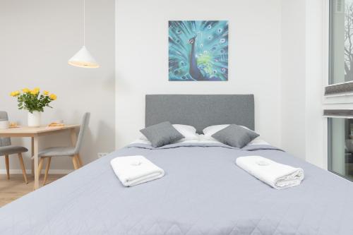 Ένα ή περισσότερα κρεβάτια σε δωμάτιο στο Metro Bielany Apartments with Parking by Noclegi Renters