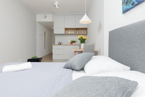 Ένα ή περισσότερα κρεβάτια σε δωμάτιο στο Metro Bielany Apartments with Parking by Noclegi Renters