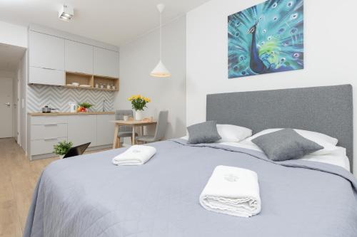 Ένα ή περισσότερα κρεβάτια σε δωμάτιο στο Metro Bielany Apartments with Parking by Noclegi Renters