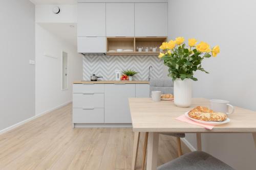 Η κουζίνα ή μικρή κουζίνα στο Metro Bielany Apartments with Parking by Noclegi Renters