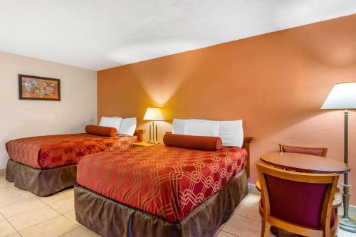 um quarto de hotel com duas camas e uma mesa em Econo Lodge North em North Fort Myers