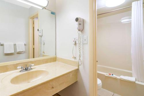 y baño con lavabo y ducha. en Econo Lodge North, en North Fort Myers