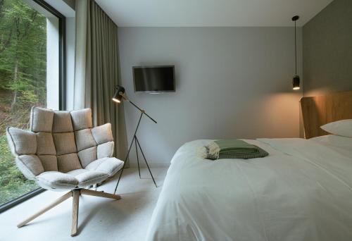 Una cama o camas en una habitación de Hotel VierJahreszeiten am Seilersee