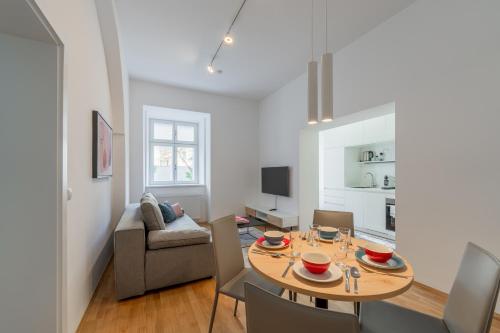 salon ze stołem i kanapą w obiekcie Premium Apartments im Stadtzentrum w Grazu