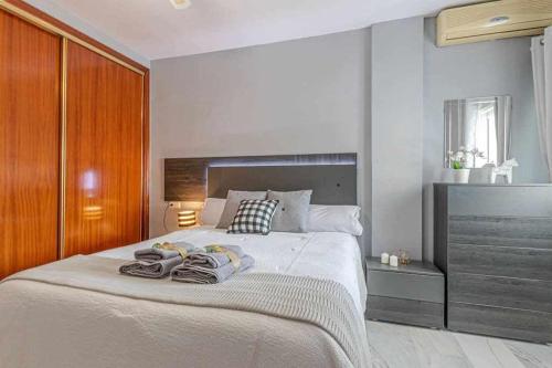 797Holidayrentals- Apartamento en Torremuelle con terraza y piscina