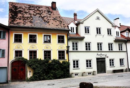 una fila de casas en una calle en una ciudad en Maurushaus en Füssen