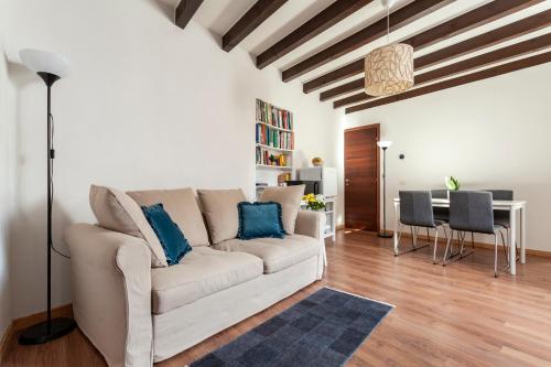 een woonkamer met een witte bank en een tafel bij A central quiet place in Verbania in Verbania