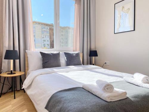 1 dormitorio con 1 cama grande y toallas. en Business & Family Apartment for 6 Guests with Free Parking, en Stara Zagora