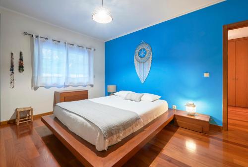 卡爾卡維洛斯的住宿－Sunny apartament at Carcavelos Beach, by TimeCooler，蓝色的卧室,配有床和蓝色的墙壁