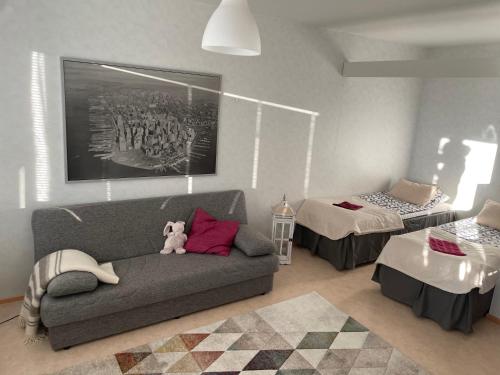 een woonkamer met een bank met een teddybeer erop bij Style Studio in Tornio in Tornio