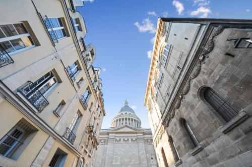 uma vista para o edifício do Capitólio entre edifícios em STUDIO PANTHEON em Paris