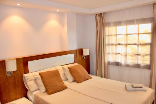 1 Schlafzimmer mit 2 Betten und einem Fenster in der Unterkunft Comfortable home with garden view in San Miguel de Abona