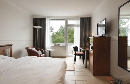 Una cama o camas en una habitación de Hotel VierJahreszeiten am Seilersee