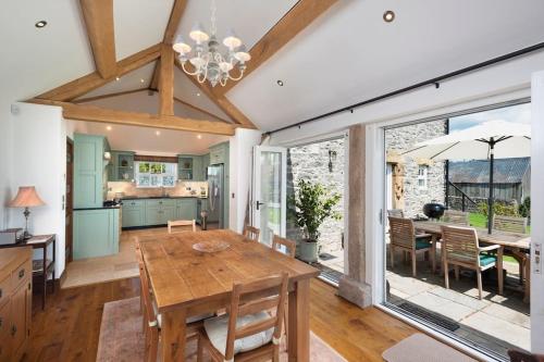 cocina y comedor con mesa de madera en Long Roods cottage, en Bakewell