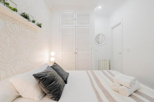 A bed or beds in a room at For You Rentals Glorieta de Bilbao apartment TEMPORAL EGU4