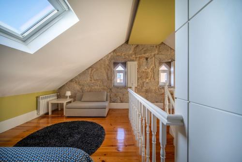 ein Wohnzimmer mit einer Treppe und einem Fenster in der Unterkunft Oporto Near Boavista in Porto