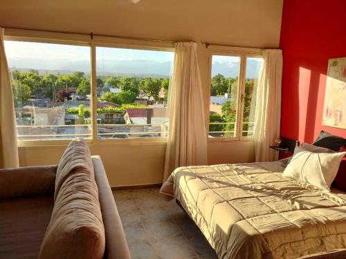 1 dormitorio con cama y ventana grande en Unelem Tupungato en Tupungato