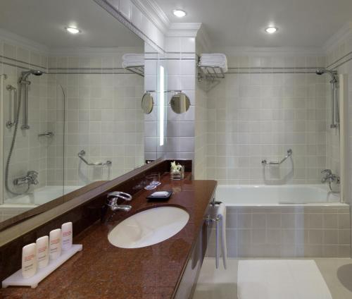 bagno con lavandino e vasca di Radisson Blu Hotel, Muscat a Mascate