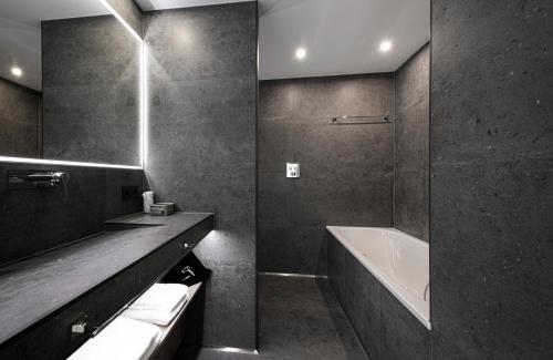 Un baño de Hotel VierJahreszeiten am Seilersee