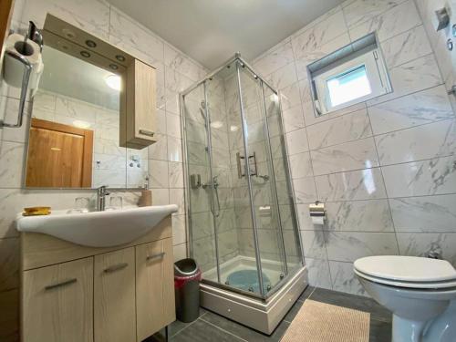W łazience znajduje się prysznic, umywalka i toaleta. w obiekcie Kuća za odmor ,,Valvero’’ w mieście Vrbanja