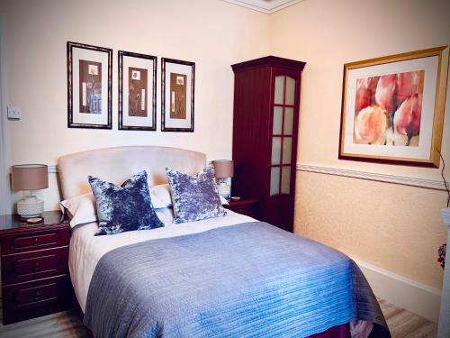 Una cama o camas en una habitación de Ashleigh House