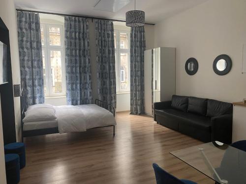 salon z łóżkiem i kanapą w obiekcie Apartamenty Mikubo Wrocław we Wrocławiu