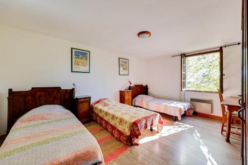 a bedroom with two beds and a window at Maison de 3 chambres avec piscine partagee et wifi a Lagrasse in Lagrasse