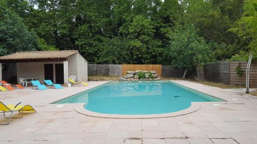 Maison de 3 chambres avec piscine partagee et wifi a Lagrasseの敷地内または近くにあるプール