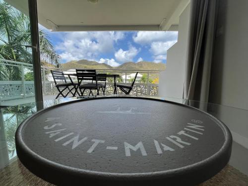 a round table with the words miamiamine on it in front of a room at La vie est belle à Saint Martin in Anse Marcel 