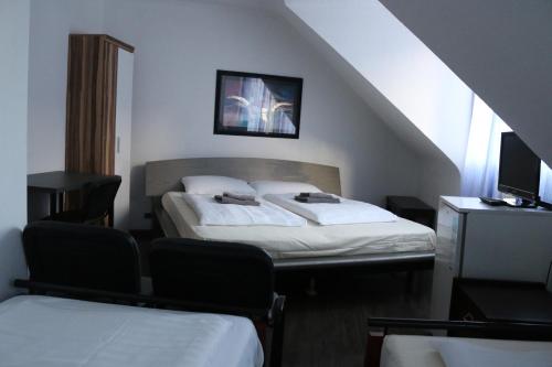 a hotel room with two beds and a staircase at Hotel Berliner Hof in Düsseldorf