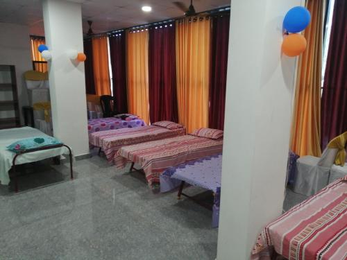 Ein Bett oder Betten in einem Zimmer der Unterkunft B & B Konni, Pathanamthitta