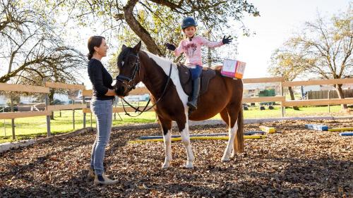 a woman standing next to a young girl on a horse at Auszeitgarten - Urlaub im Tinyhaus im Herzen von Oberschwaben in Aulendorf