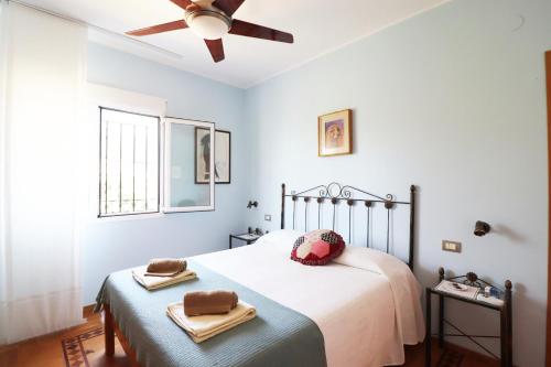 - une chambre avec un lit et un ventilateur de plafond dans l'établissement Apartment Esmeralda Meneguina by SpainSunRentals 1121, à Frigiliana
