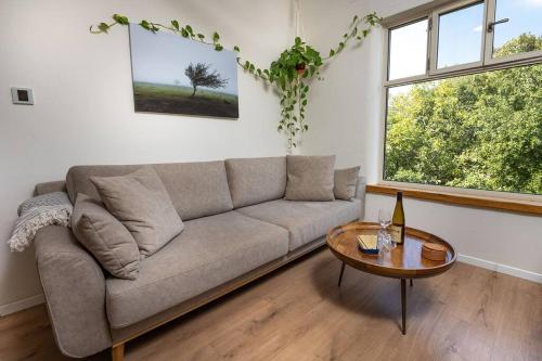 a living room with a couch and a table at צמרות האלונים - צימר קסום לזוגות מיוחדים in Tsiv'on