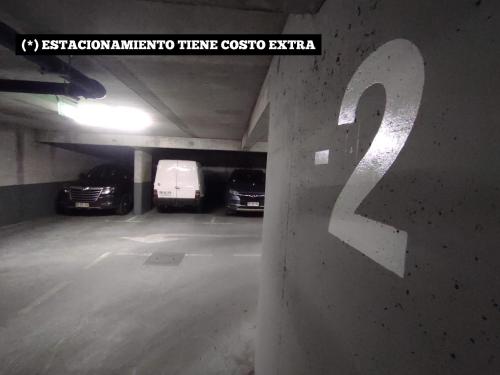 ein Parkhaus mit zwei Autos, die darin geparkt sind in der Unterkunft Departamento Estudio en pleno centro de Temuco in Temuco
