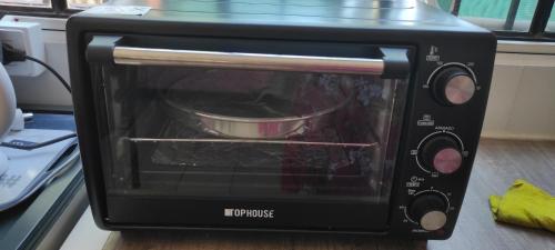 a toaster oven with a bowl inside of it at Ezeiza 3 departamento privado a 15 minutos del aeropuerto hasta 7 personas OPCIONAL TRANFER DESDE Y HACIA EL AEROPUERTO DE EZEIZA LAS 24 HORAS pet friendly conexion con Aeroparque in Ezeiza